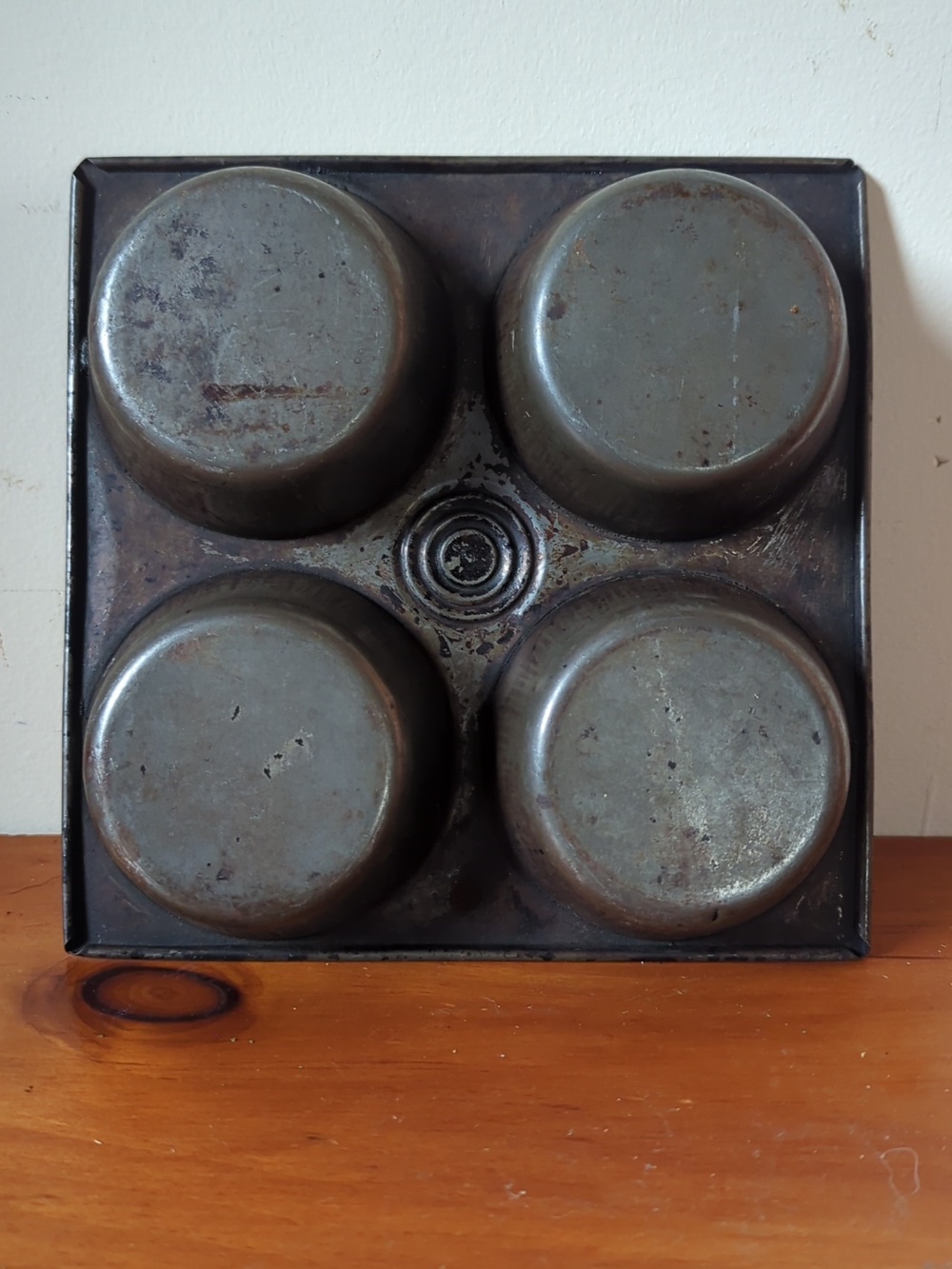 Antique Bull's-eye Metal Four Bisquit Tin Pan - Picture 3 of 4